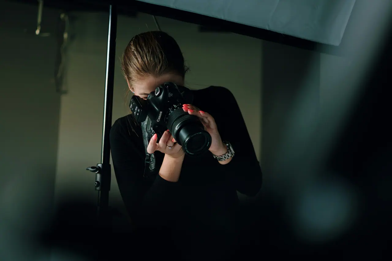 Photographe en shooting studio